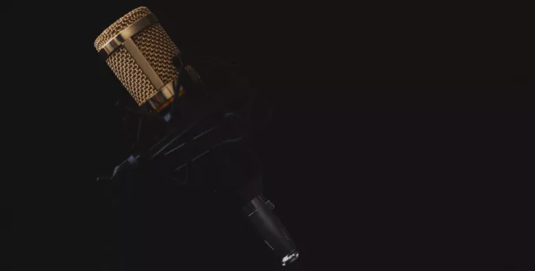 Mikrofon mit dunklem Hintergrund